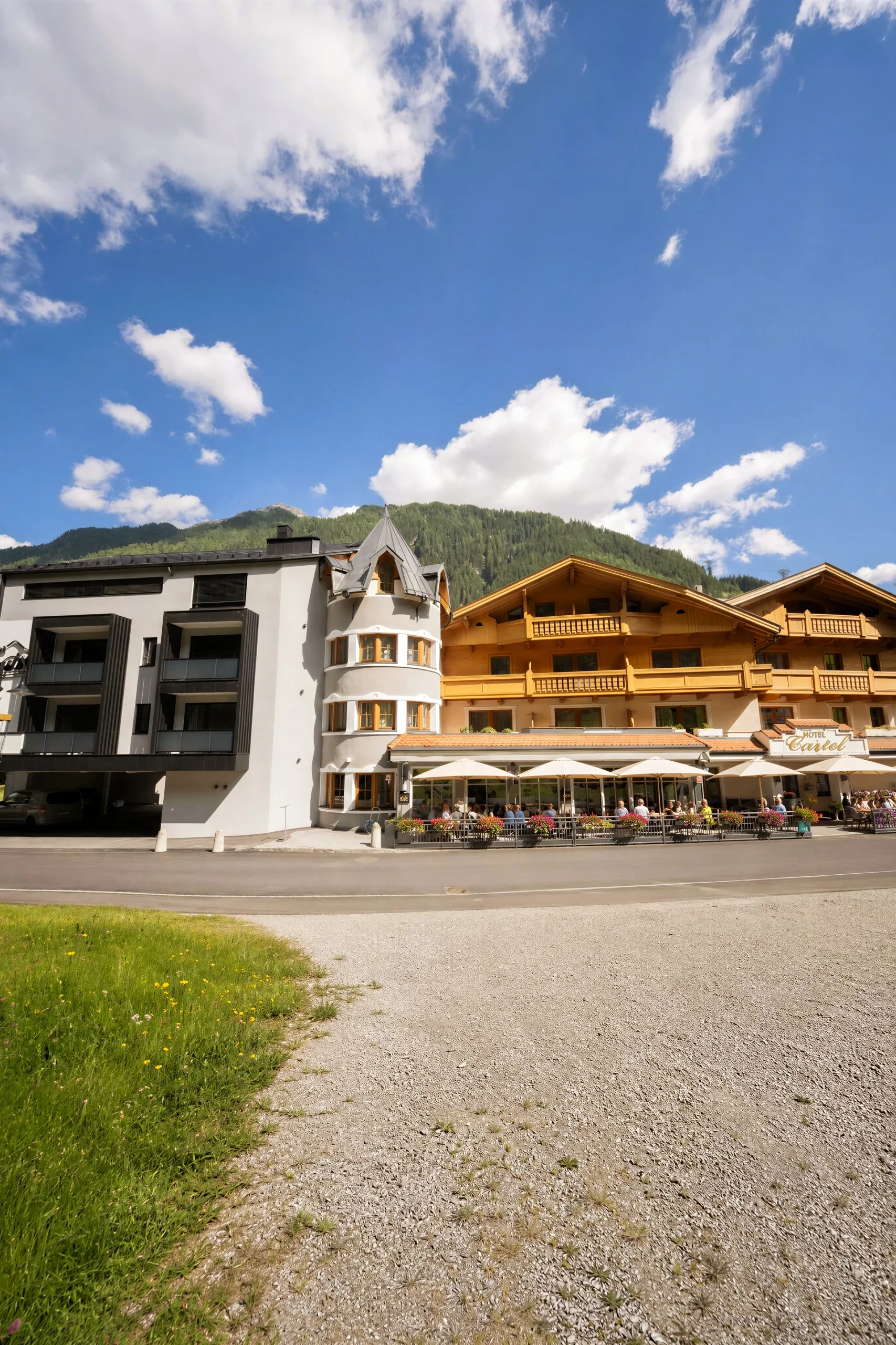 Hotel Castel Ischgl – Außenansicht mit Terrasse im Sommer